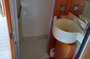 Badkamer aanzicht hymer b654 - Bergland camperverhuur